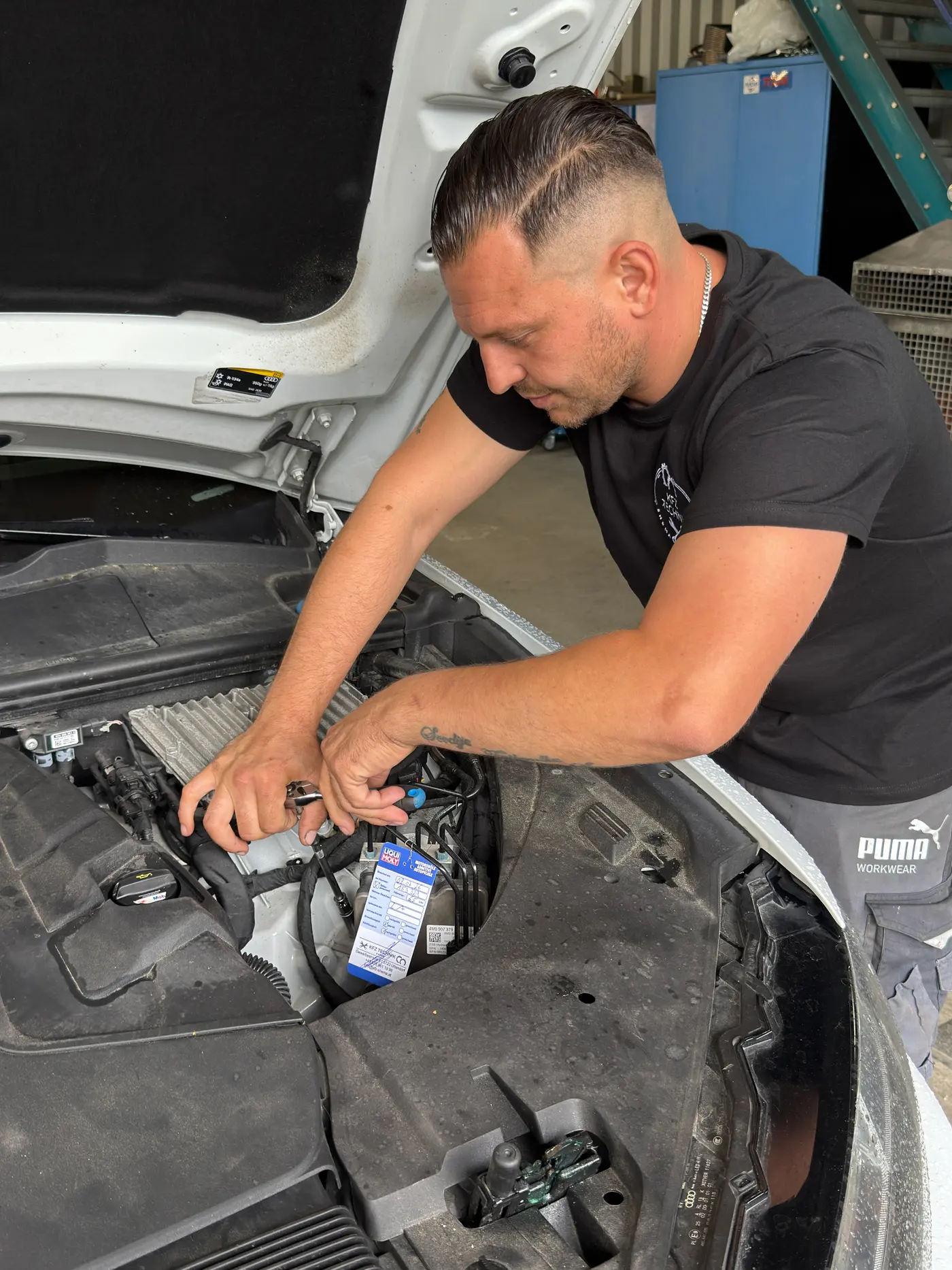 Werkstattarbeit mit Werkzeug am Fahrzeug