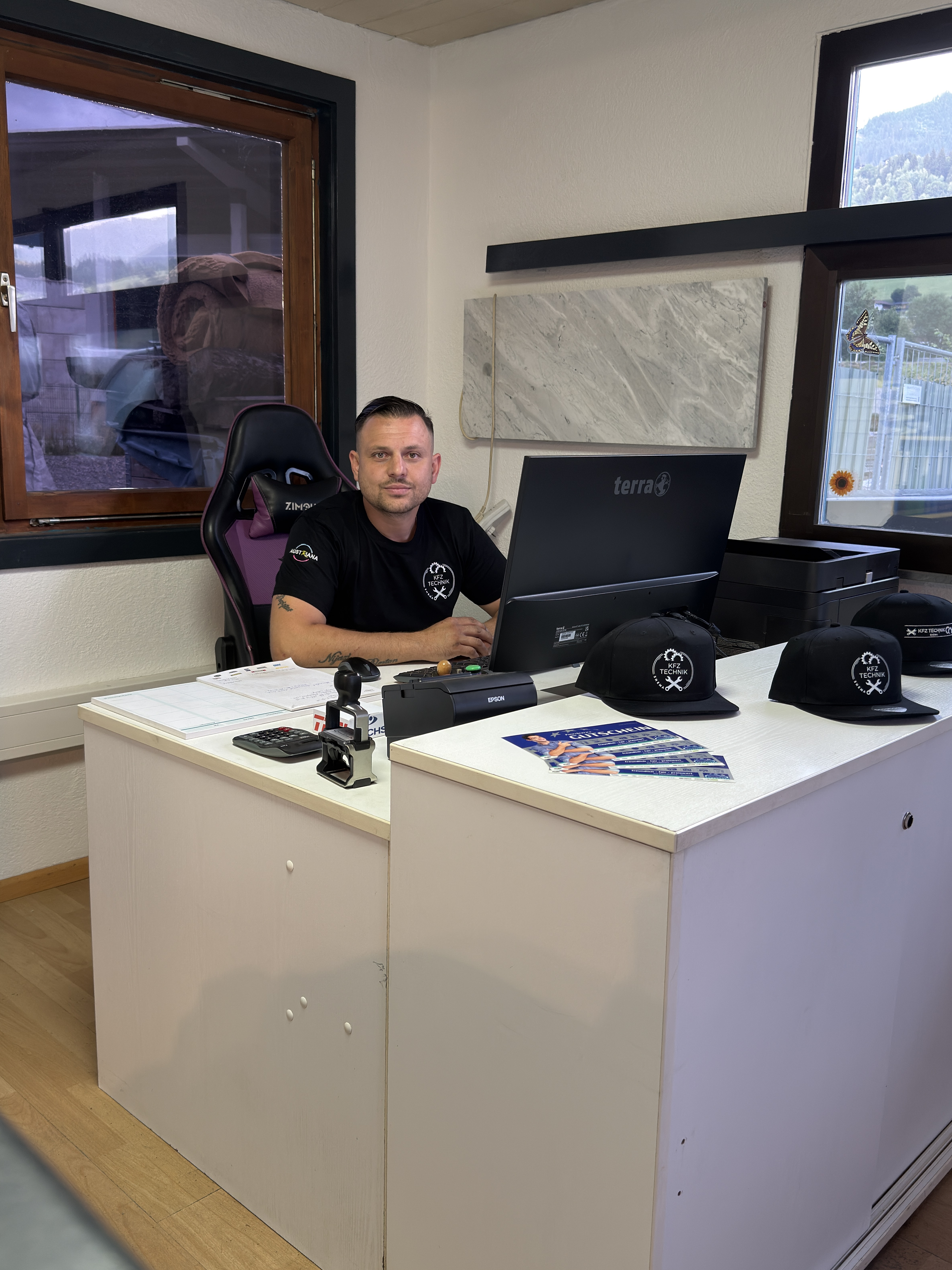 Blerim Shema im Büro von KFZ-Technik Shema
